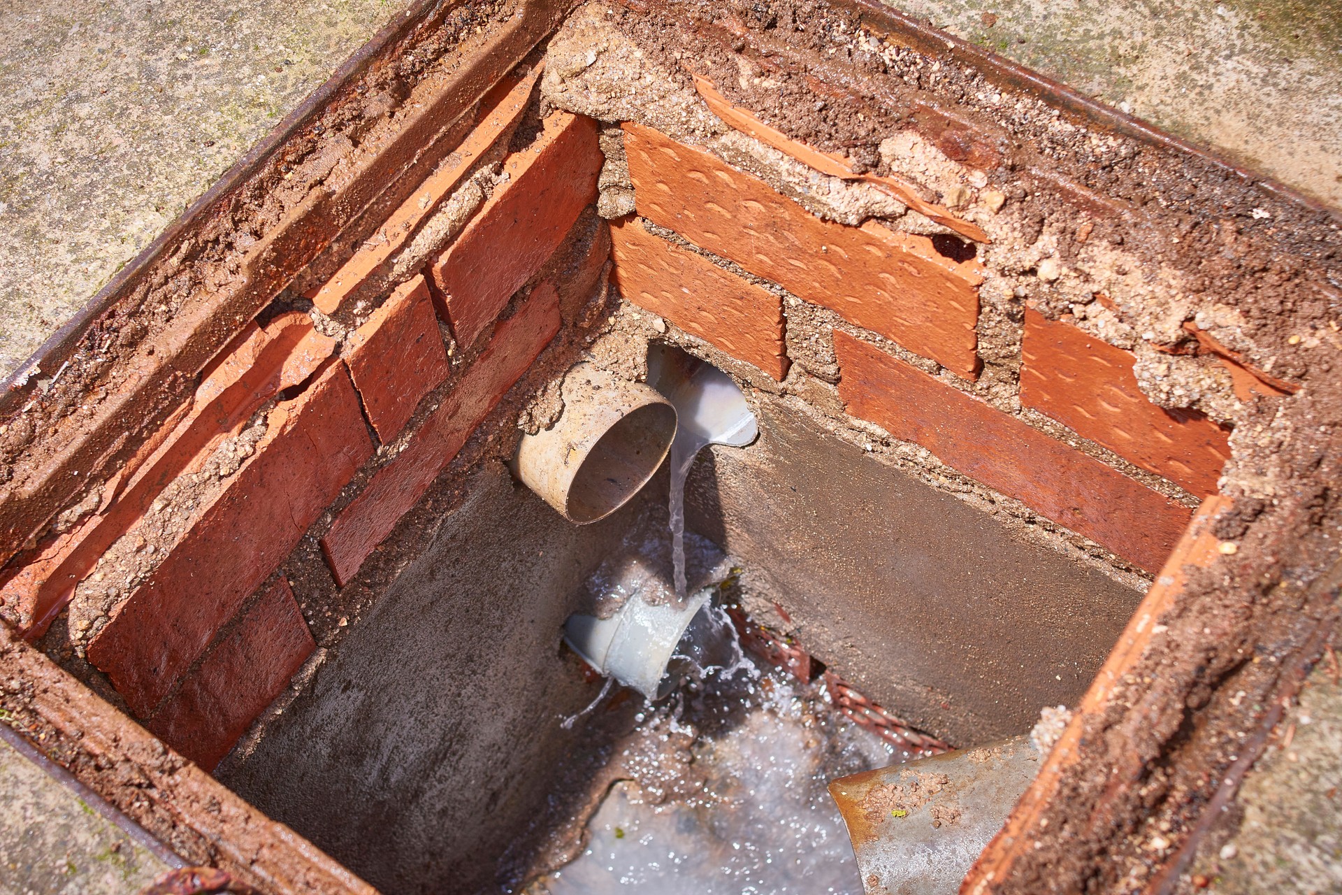 Box for drainage of house pipes made with brick, cement and pvc pipes